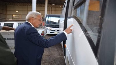 بالصور.. محافظ الدقهلية يتفقد إدارة المركبات والصيانة بالمنصوره