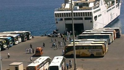 تداول 481 شاحنة و76 سيارة بموانىء البحر الأحمر