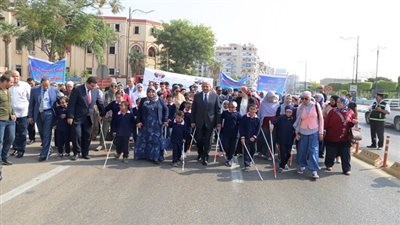 محافظ السويس يشارك فى مسيرة للطلبة المكفوفين إحتفالا باليوم العالمي للعصا البيضاء