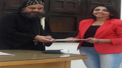 وسط فرحة الحضور ..أسقف السويس يوزع شهادات كورس 