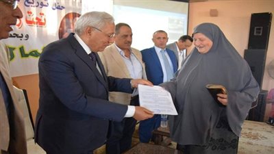 بالصور.. محافظ الدقهلية يوزع عقود تقنين أراضي أملاك الدولة بشربين