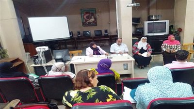 مدير تعليم السويس توزع تكليفات إمتحانات الشهادة الإعدادية