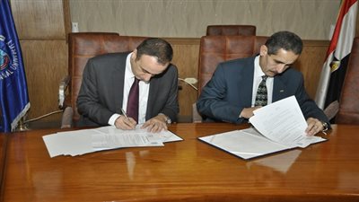 رئيس جامعة قناة السويس.. يوقع بروتوكول تعاون مع الجامعة المصرية للتعلم الإلكتروني