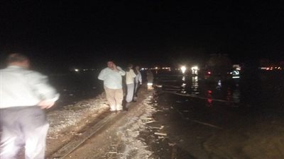 محافظ السويس يتابع عمليات شفط مياه الأمطار من الطرق الرئيسية بعد منتصف الليل