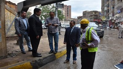 محافظ القليوبية يتجول بالشوارع والميادين ليُتابع بنفسه أعمال شفط تجمعات مياه الأمطار والانسياب المروري بها