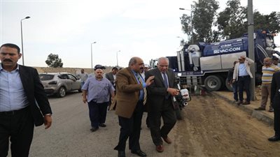 محافظ الجيزة يتفقد أعمال شفط المياه بالكبارى والانفاق