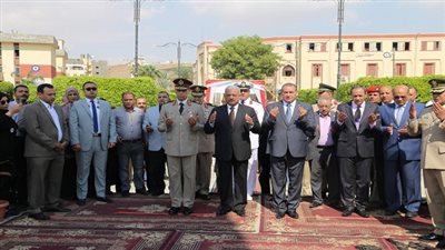 بالصور.. قيادات السويس تضع أكاليل الزهور علي النصب التذكاري بمناسبة إحتفال المحافظة بعيدها القومي