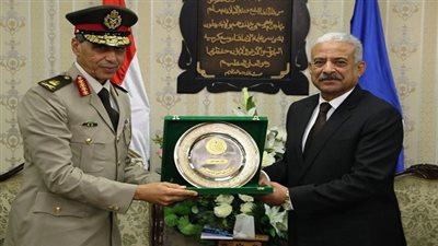 قائد الجيش ومديرالأمن يقدمان التهنئة للمحافظ  بمناسبة عيد السويس القومى