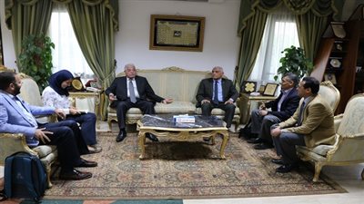 محافظ جنوب سيناء يلتقي وفد خبراء وزارة البيئة لاعداد وثيقة مشروع تحويل شرم الشيخ الى مدينة خضراء
