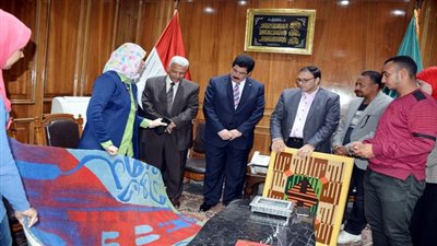 عميد كلية التربية النوعية ببنها يهدي المحافظ أعمالا فنية طلابية لنصر أكتوبر العظيم لتجميل  مباني المحافظة 