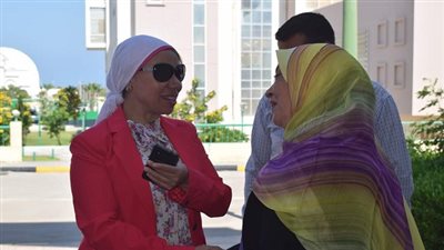 نائب المحافظ تكرم مدير مركز المعلومات بالبحر الاحمر لبلوغها سن المعاش