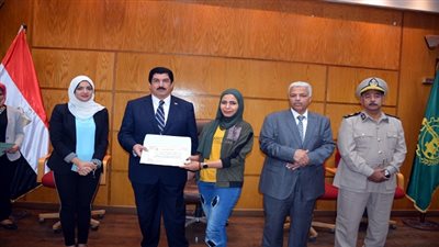 محافظ القليوبية يكرم مجموعة من الشباب المتطوعين لتجميل مدينة بنها