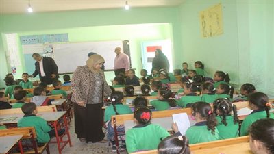 مدير تعليم السويس تكافىء معلمتان مالياً خلال تفقدها لعدد من مدارس المحافظة