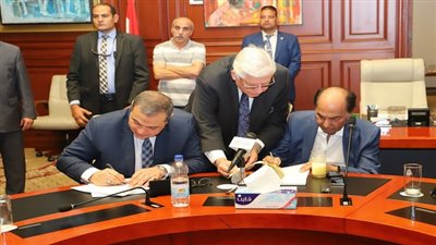 وزير القوي العاملة ورئيس اتحاد المستثمرين يوقعان اتفاقية عمل جماعية بصرف علاوة 10% للقطاع الخاص