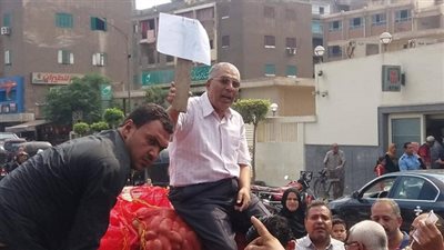 بالصور.. رئيس مركز ومدينة ميت غمر يعتلي سيارة بطاطس لبيعها للمواطن بسعر مخفض