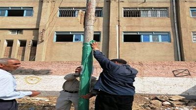 عزل أعمده الإنارة بالبلاستيك لحماية المواطنين من الصعق بالكهرباء 