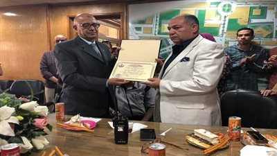 صحة بالسويس تكرم مدير الإدارة المالية لبلوغه السن التقاعد 