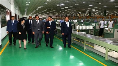  نائب محافظ السويس والقنصل الصينى  فى جولة تفقدية بمصنع جوشي مصر للفايبر