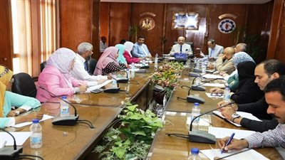  محافظ السويس يعقد إجتماعاً لمناقشة خطة القضاء علي الأمية بالمحافظة