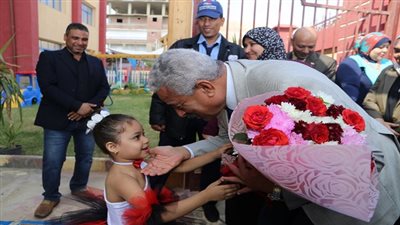  بالصور.. محافظ السويس يشيد بنجاح التجربة  التعليمية بالمدرسة المصرية ـ اليابانية
