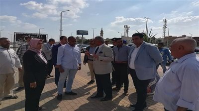 صقر يتفقد تطوير الأرصفة والمسطحات الخضراء بطريق مصر ـ السويس