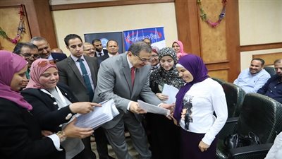 وزير القوي العاملة يسلم 120 عقد عمل لذوي الاحتياجات الخاصة 