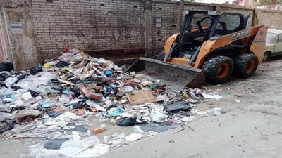 رفع طن من مخلفات القمامة من شارع استصلاح الاراضي بالبساتين 