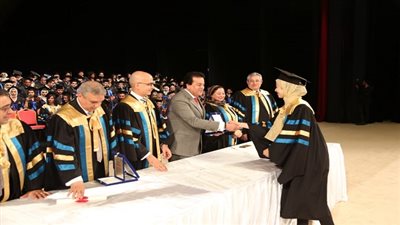 وزير التعليم العالى يشارك فى حفل تخرج دفعة جديدة من طلاب طب الأسنان بجامعة عين شمس
