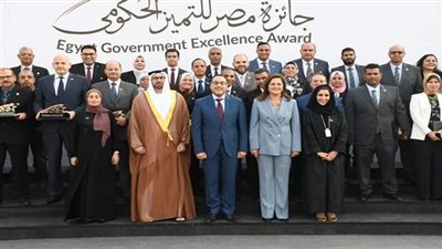 رئيس الوزراء يكرم رئيسة الإدارة المركزية للإنتاج بوزارة الإنتاج الحربي