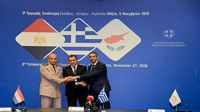 القائد العام للقوات المسلحة يعود إلى أرض الوطن بعد انتهاء زيارتة الرسمية إلى اليونان (صور)