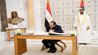 الرئيس السيسي يكتب كلمته في سجل تشريفات القصر الرئاسي في ابوظبي .. 