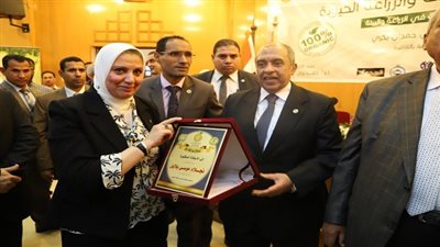 وزير الزراعة يكرم عددا من علماء البحث العلمي الزراعى