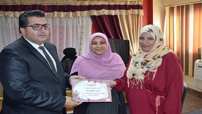 تعليم جنوب سيناء يكرم توجيه الاقتصاد المنزلي 