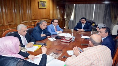 محافظ القليوبية يعقد إجتماعا لاستعراض خطة الهيئة للتوسع في إنشاء مدارس جديدة