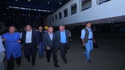 وزير النقل يتابع أعمال التطوير الشامل لعدد ٩٠ عربة سكة حديد اسباني مكيفة بورش ببني سويف 