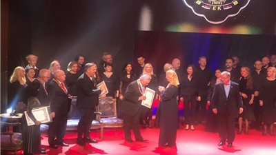 زاهي حواس يحصل على الوسام الذهبي من صربيا