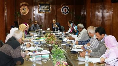 محافظة السويس تناقش عدد من التظلمات وتفعيل قانون التصالح في بعض مخالفات البناء