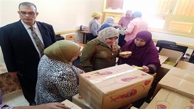 مدير التعليم فى جولة تفقدية لمتابعة توزيع تغذية البسكويت المدرسي بالسويس