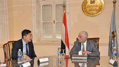 طارق شوقي يلتقي سفير سنغافورة بالقاهرة لبحث التعاون بين البلدين