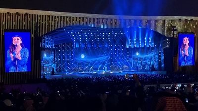 شاهد| موقف محرج لمطربة شهيرة.. ومعجب: 