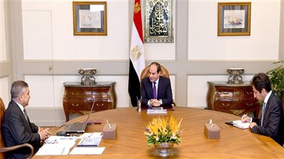 الرئيس السيسي يجتمع مع رئيس هيئة قناة السويس