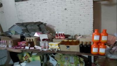 مصادرة 6760 طن  مواد غذائية مقلدة داخل مصنع بالهرم