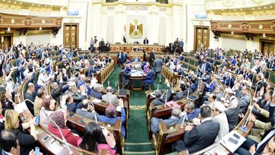 البرلمان يطالب الحكومة بحصر ما تقاضاه كبار المسئولين من الصناديق الخاصة