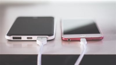 إحترس| الشاحن قد يقتل أطفالك.. وهكذا يمكن حمايتهم