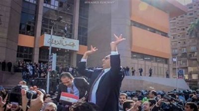 مصادر: خالد علي يدافع عن الإخوان واليساريين من أجل المال