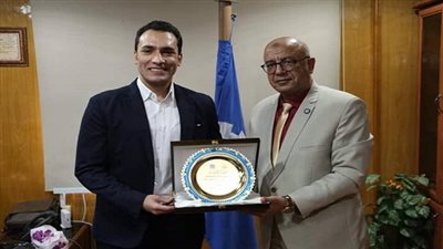 وكيل صحة السويس يكرم حفيد غنيمة.. بمناسبة فوزه باوسكار الاعلام 