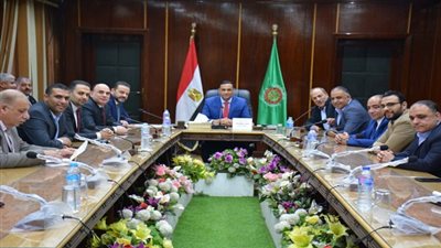 بالصور.. محافظ الدقهلية يجتمع بمجلس إدارة نادي المنصورة 