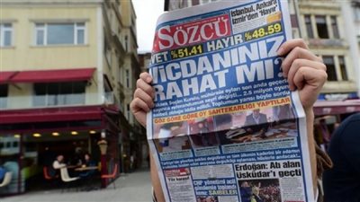 تركيا تحكم بالسجن على سبعة صحفيين بصحيفة معارضة