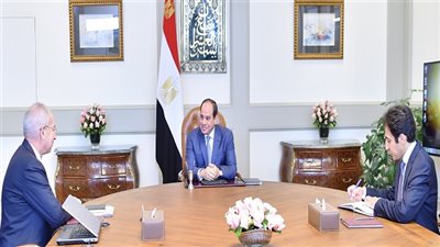 الرئيس السيسي يجتمع مع رئيس الهيئة العامة للمنطقة الاقتصادية لقناة السويس
