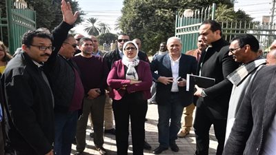 وزيرة الصحة تتفقد أعمال تطوير الوحدة الصحية بالقرايا.. وتستمع لمطالب الأهالى